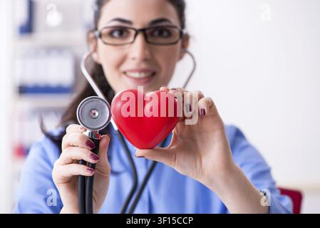 Junge Ärztin in der Klinik arbeiten Stockfoto
