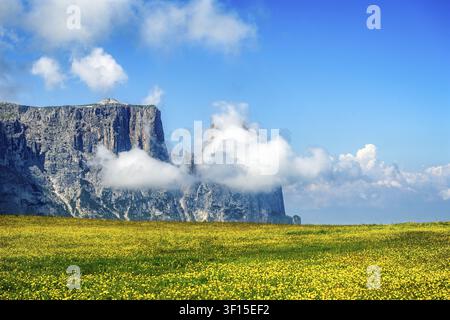 Der Schlern bei Bozen von der Seiser Alm aus fotografiert Stockfoto