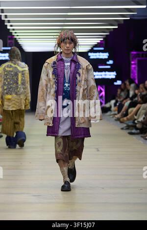 Berlin, Deutschland, 2. Juli 2026. Ein Model läuft für Bahareh Razavi und Jana Pribylla bei Neo Fashion während der BFW und trägt einen lila Mantel. Stockfoto