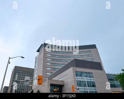 Ottawa, Ontario, Kanada – 30. Juni 2026: Niedrigwinkelaufnahme, die das moderne, geschwungene Desmarais-Gebäude auf dem Campus der uOttawa zeigt Stockfoto