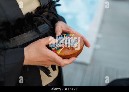 Musiker spielt Kalimba traditionelle afrikanische Daumenpiano Nahaufnahme. Hochwertiges Foto Stockfoto