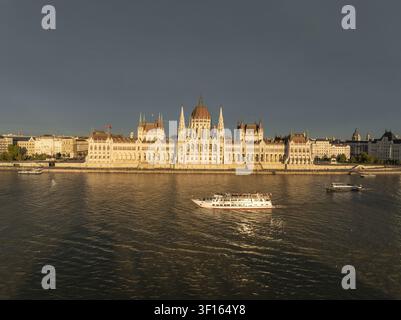 Luftbild des Ungarischen Parlamentsgebäudes am Ufer der Donau in Budapest, Ungarn. Stockfoto