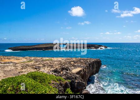 Das beeindruckende geologische Wahrzeichen der Insel Kukuihoolua, gesehen von der felsigen Küste von Laie Point auf Oahu, Hawaii. Stockfoto