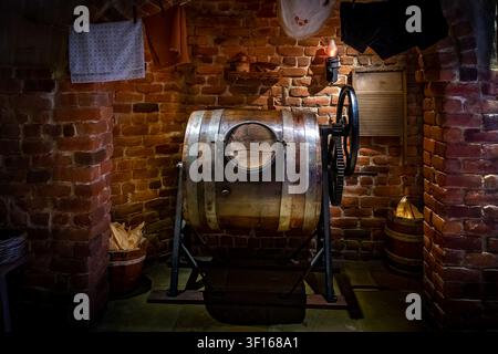 Eine authentische, dämmrig beleuchtete Innenansicht eines historischen Waschhauses in einem Hobbit-Haus im Hobbiton-Filmset in Matamata, Neuseeland. Stockfoto