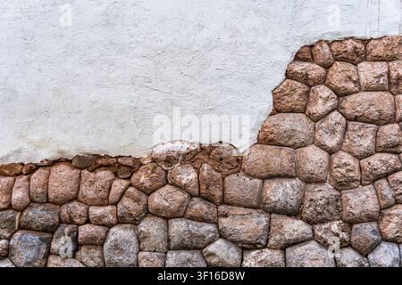Kolonialer Adobeputz über antiker Inka-Steinmauerarchitektur in Cusco, Peru Stockfoto