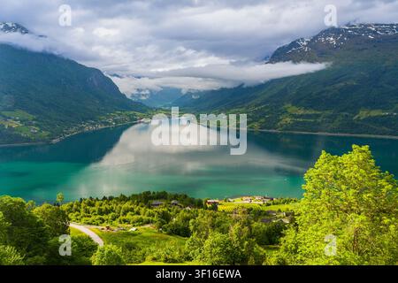 Ein atemberaubender Blick von Oppheim über das malerische Dorf Olden und die ruhigen Gewässer des Innvikfjords in der Gemeinde Stryn Stockfoto