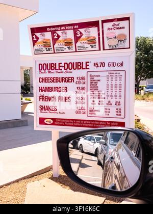 DALLAS, TX, USA - 10. JULI 2026: In-N-Out Burger Drive-Thru-Menütafel mit verschiedenen Mahlzeitenoptionen mit Preisen und Kalorien. In-N-Out Burger ist ein Stockfoto