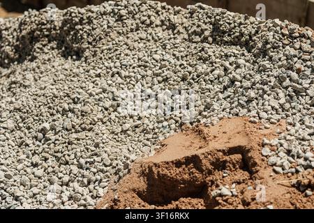 Haufen aus Kies gemischt mit Sand auf einer Baustelle, bestehend aus kleinen Steinen und Erde, ideal für verschiedene Bau- und Landschaftsgestaltungsanwendungen Stockfoto