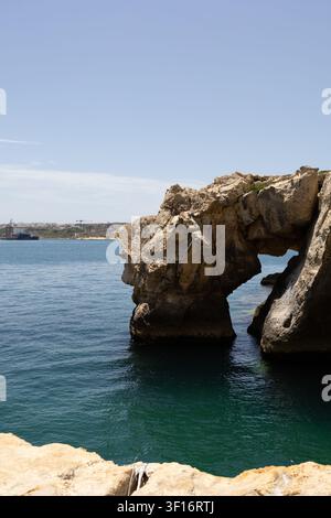 Wunderschöne natürliche Steinbogenformation über blauem Meerwasser auf einer Küstenklippe in Malta. Stockfoto