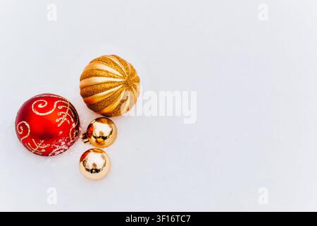 Drei Weihnachtskugeln isoliert auf weißem Hintergrund mit Kopierraum. Feiertagsdekoration für Weihnachtsfeier, saisonale Markenbildung und festliche Stockfoto