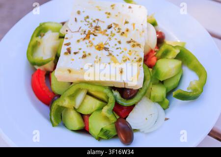 Griechischer Salat mit gewürfeltem Fetakäse und frischem Gemüse auf einem Teller Stockfoto