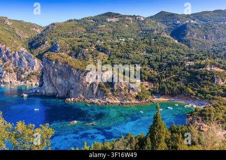 Korfu, Griechenland. Agios Petros Strand im Dorf Paleokastritsa. Stockfoto