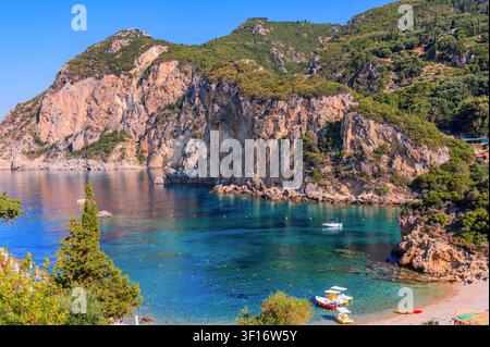Korfu, Griechenland. Agios Petros Strand im Dorf Paleokastritsa. Stockfoto