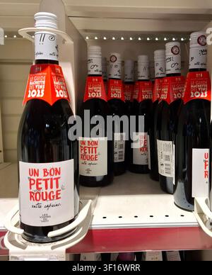 DARDILLY, FRANKREICH - 29. September 2025. Eine Auswahl roter Weinflaschen mit der Bezeichnung Un Bon Petit Rouge wird in einem Supermarkt in Frankreich auf einem Regal angezeigt, Stockfoto