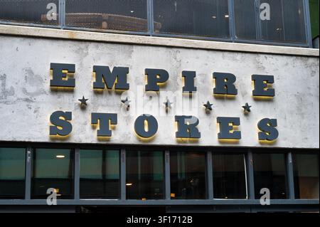 New York, USA - 15. Okt. 2025: Das Schild für Empire Stores in Brooklyn NY. Stockfoto