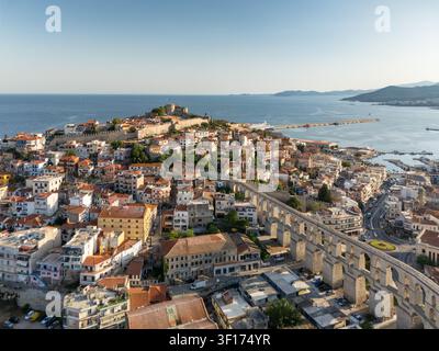Blick aus der Vogelperspektive auf die Altstadt von Kavala mit Festung und Aquädukt, Kavala, Griechenland Stockfoto