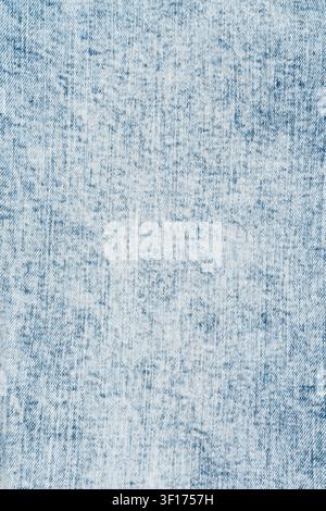 Nahaufnahme von hellblauem Acid-Washed-Denimstoff. Detaillierte Makroaufnahme zeigt klassisches Twill-Gewebe und verblasste, vintage Textur. Idealer Hintergrund für Mode Stockfoto