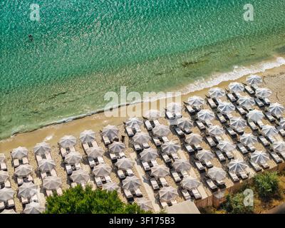 Blick von oben nach unten auf den organisierten Strand, Chalkidiki, Griechenland Stockfoto