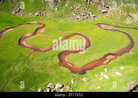 Luftbild eines Flusses, der sich durch die Aguas Tuertas schlängelt, Naturpark der Westlichen Täler, Huesca, Aragonesische Pyrenäen, Spanien Stockfoto