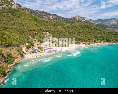 Luftaufnahme eines Paradise Beach mit Wellen und Wald, Thassos, Griechenland Stockfoto