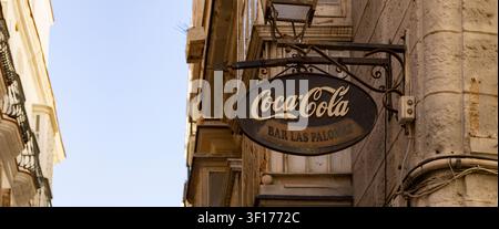 Cadiz, Spanien, 12. September 2025 Vintage spanische Straßenecke mit Enrique De Las Marinas Schild und Coca-Cola Bar Plakette Stockfoto
