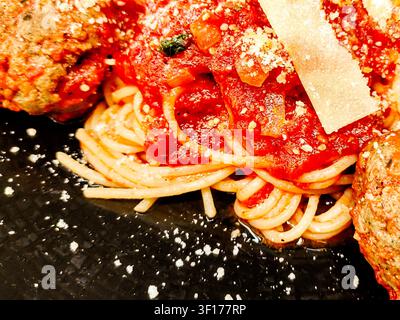 Nahaufnahme eines Tellers mit Spaghetti und Fleischbällchen mit Parmesan-Käse Stockfoto
