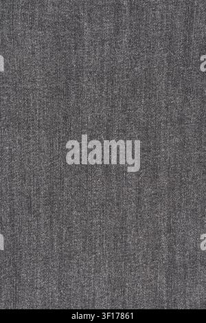 Nahaufnahme von dunkelgrauem Denimstoff. Detaillierte Textur von klassischem Baumwoll-Twill-Webmaterial. Neutraler monochromer Hintergrund perfekt für Mode Stockfoto