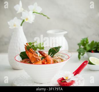 Tom Yum Suppe - traditionelle thailändische Gewürzsuppe mit Garnelen Stockfoto