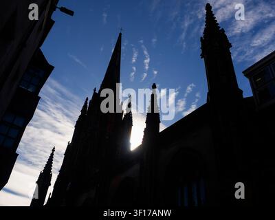Silhouette des gotischen Äußeren des Hub in Edinburgh, Schottland. Geladen an der großen Royal Mile der Stadt, befindet es sich im Wesentlichen im Zentrum der Altstadt. Ursprünglich im neogotischen Stil zwischen 1842 und 1845 erbaut, wurde es ursprünglich als Versammlungshalle für die Generalversammlung der Church of Scotland entworfen. Es wurde dann kurzzeitig zu einer Kirche, ist heute jedoch ein öffentliches Kunst- und Veranstaltungsgebäude sowie der Sitz des Edinburgh Festivals Stockfoto