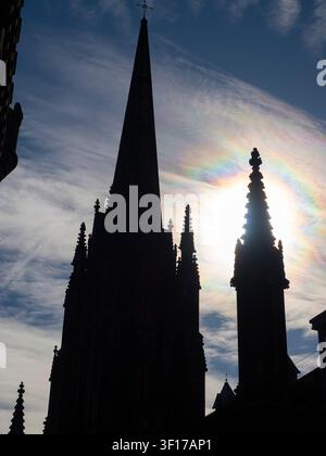 Silhouette des gotischen Äußeren des Hub in Edinburgh, Schottland. Geladen an der großen Royal Mile der Stadt, befindet es sich im Wesentlichen im Zentrum der Altstadt. Ursprünglich im neogotischen Stil zwischen 1842 und 1845 erbaut, wurde es ursprünglich als Versammlungshalle für die Generalversammlung der Church of Scotland entworfen. Es wurde dann kurzzeitig zu einer Kirche, ist heute jedoch ein öffentliches Kunst- und Veranstaltungsgebäude sowie der Sitz des Edinburgh Festivals Stockfoto