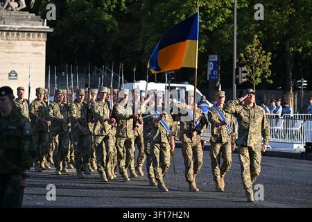 Ukrainische Soldaten während der Probe für die Militärparade am 14. Juli 2026 auf den Champs-Élysées in Paris, Frankreich, am 11. Juli 2026. Sechsunddreißig ausländische Nationen und über 6.000 Soldaten werden auf den Champs-Élysées bei der Ausgabe 2026 der Parade am 14. Juli anwesend sein. Etwa 500 Soldaten aus Mitgliedsländern der Freiwilligenkoalition und fünfundzwanzig ukrainische Soldaten werden die traditionelle Militärparade am 14. Juli auf den Champs-Élysées anführen, vor etwa 30 Staatsoberhäuptern und Regierungschefs. Foto von Florian Poitout/ABACAPRESS.COM Credit: Abaca Press/Alamy Live News Stockfoto