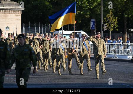 Ukrainische Soldaten während der Probe für die Militärparade am 14. Juli 2026 auf den Champs-Élysées in Paris, Frankreich, am 11. Juli 2026. Sechsunddreißig ausländische Nationen und über 6.000 Soldaten werden auf den Champs-Élysées bei der Ausgabe 2026 der Parade am 14. Juli anwesend sein. Etwa 500 Soldaten aus Mitgliedsländern der Freiwilligenkoalition und fünfundzwanzig ukrainische Soldaten werden die traditionelle Militärparade am 14. Juli auf den Champs-Élysées anführen, vor etwa 30 Staatsoberhäuptern und Regierungschefs. Foto von Florian Poitout/ABACAPRESS.COM Credit: Abaca Press/Alamy Live News Stockfoto