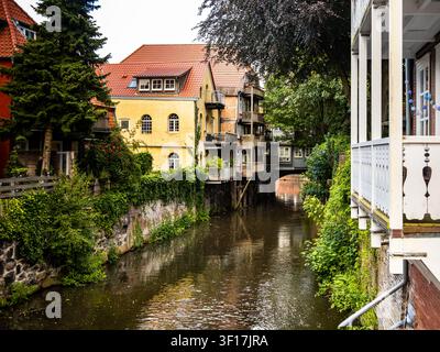 Historischer Kanal mit traditionellen Uferhäusern in der Altstadt von Stade, Deutschland, der erhaltenes städtisches Erbe präsentiert Stockfoto