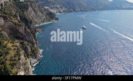 Panoramische Luftaufnahme der Amalfiküste, schroffe Küstenklippen von Amalfi als Teil der Sorrentiner Halbinsel in der Region Kampanien. Italien Stockfoto