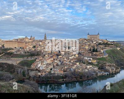 Panoramablick auf die historische Stadt Toledo und den Fluss Tajo, Castilla-La Mancha, Spanien Stockfoto