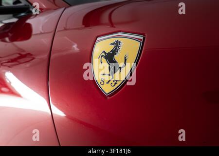 Ferrari-Emblem auf der Karosserie eines roten Ferrari Roma Sportwagens Stockfoto