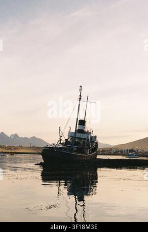 Das historische Wrack der St. Christopher im Hafen von Ushuaia, Argentinien, auf 35-mm-Film aufgenommen. Stockfoto