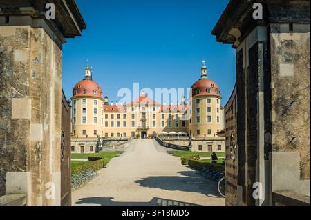 Barockpalast der Moritzburg in Sachsen, Deutschland, Blick durch das Steintor, symmetrische historische Gebäudefassade mit Türmen, Eingangstorperspektive Stockfoto