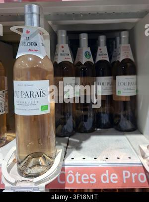 DARDILLY, FRANKREICH - 29. September 2025. Flaschen mit rosé Wein sind ordentlich in einem Supermarktregal in Frankreich angeordnet. Die Auslage hebt lokale Auswahlen hervor, Stockfoto