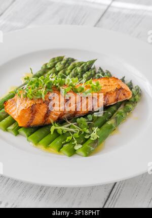 Perfekt gegrillter Lachs serviert mit Spargel und Mikrogrün in gesunder Gourmet-Präsentation Stockfoto