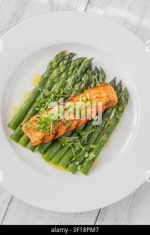 Perfekt gegrillter Lachs serviert mit Spargel und Mikrogrün in gesunder Gourmet-Präsentation Stockfoto