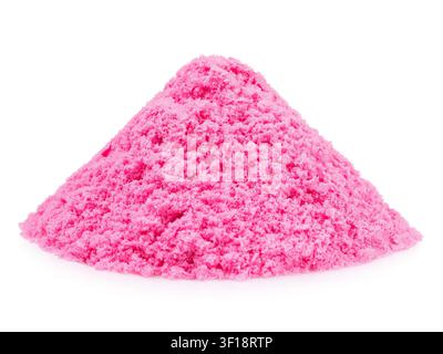 Ein Haufen rosa kinetischer Sand mit einer körnigen Textur, isoliert auf einem weißen Hintergrund Stockfoto