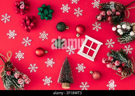 Trendiges Weihnachtsmuster aus verschiedenen Winter- und Weihnachtsmotiven auf rotem Hintergrund. Kreatives Weihnachts- und Neujahrskonzept. Festliches Feiertagsmuster. Stockfoto