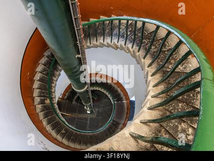 Blick die gewundenen Steintreppen hinab im ikonischen South Stack Leuchtturm auf Holy Island in Anglesey. Stockfoto
