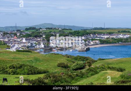 Ein wunderschöner Blick auf das Küstendorf und den historischen Hafen von Cemaes Bay, das sich auf der Insel Anglesey in Nordwales befindet. Stockfoto