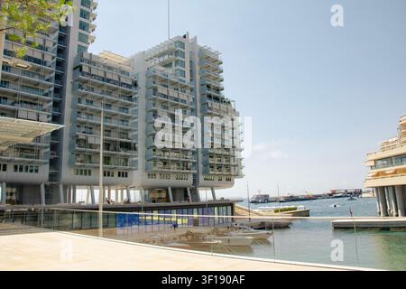 Panorama der schönen modischen Stadt Monte Carlo mit Marina und Luxusgebäuden in Monaco Stockfoto