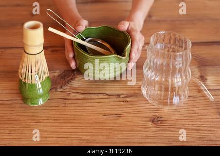 Vorbereiten von Werkzeugen und Glas für einen Eismango-Matcha-Latte zu Hause Stockfoto
