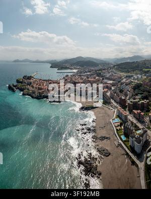 Luftbild der Küstenstadt Castro Urdiales mit ihrem historischen Hafen, sandigem Strand und Wohnhäusern entlang der Kantabrischen See in Castro Stockfoto