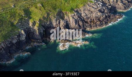Eine Luftansicht der rauen Küste und des tiefblauen Meeres nahe Llanbadrig in Anglesey, Nordwales. Stockfoto