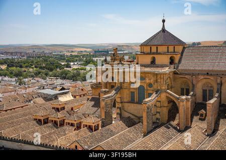Luftbild des Daches der Moschee-Kathedrale von Córdoba, Andalusien, Spanien. Stockfoto